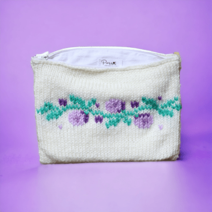 Pochette tricotée à la main - Fleurs violettes - Pierrot Créations